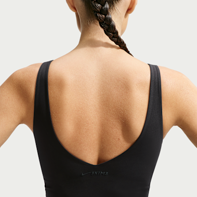 NIKE公式】NikeSKIMS Matte ウィメンズ Vネック ロングライン ブラ
